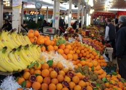 میوه هست، ولی گران است