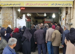 صف خرید مواد خوراکی در هیاهوی کرونا