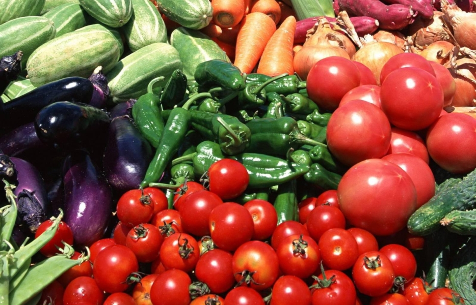 تیغ کم‌آبی زیر گلوی گوجه، هویج و خیار