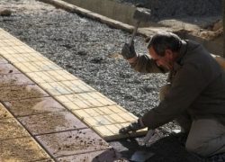 استمرار عملیات عمرانی پیاده‌روسازی در منطقه ۵ اصفهان