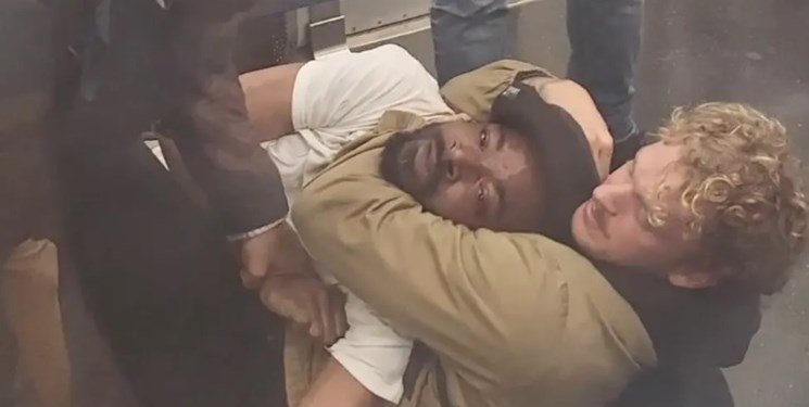 تفنگدار آمریکایی مرد سیاه‌پوست را در متروی نیویورک خفه کرد+فیلم