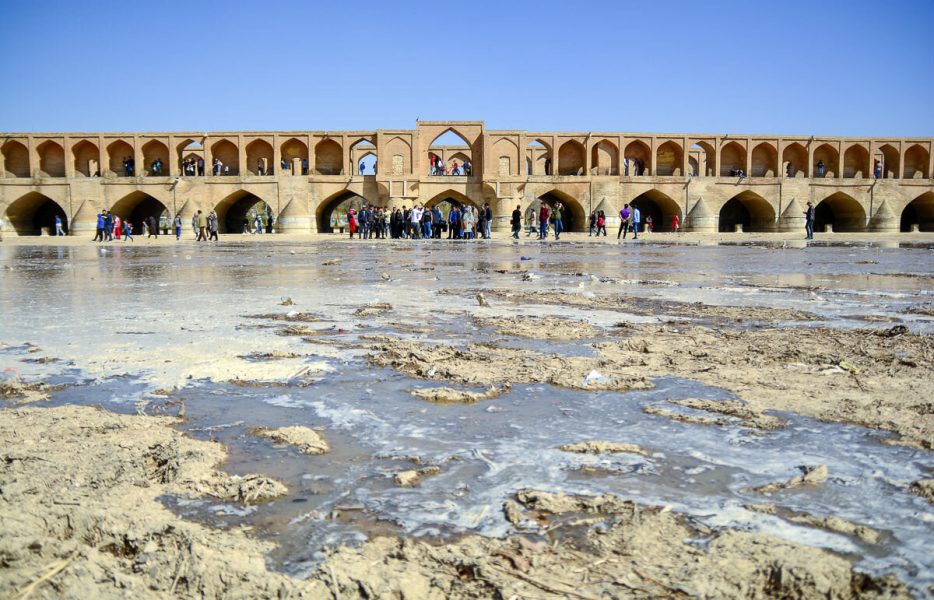 یک آب و هزار قانون