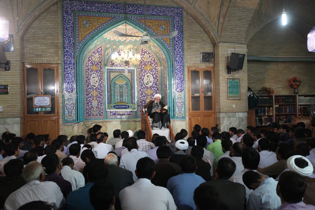 پیاده به‌سمت مسجد سهله می‌دوید - اصفهان زیبا