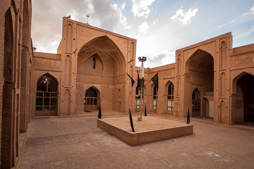 مسجدی چهار ایوانه در زواره
