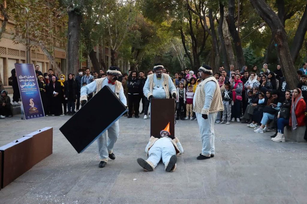 مواجهه پرچالش با مخاطب در تئاتر خیابانی - اصفهان زیبا