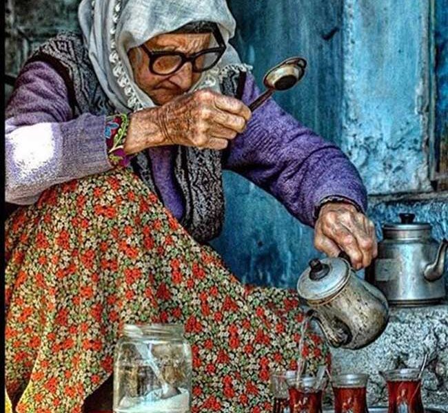 بی&zwnj;خبر از &laquo;نِه نِه&raquo; های مصرع بعد
