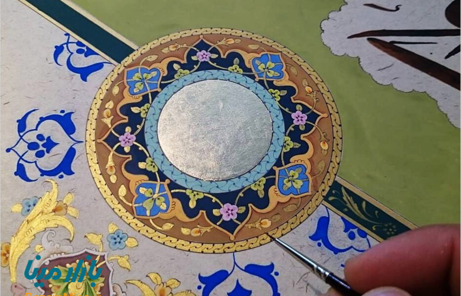 بی‌رنگ؛ اما رنگین