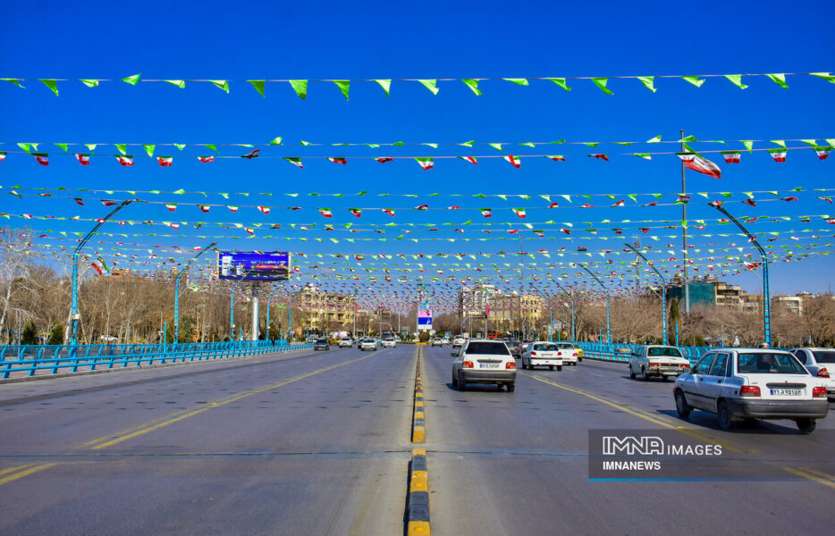 طلوع کم‌رنگ فجر در افق اصفهان