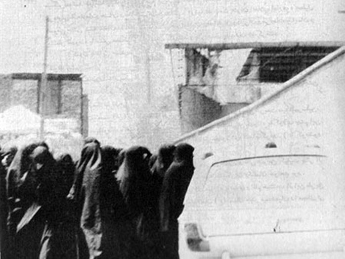 عکسی نایاب از تحصن مادران زندانیان سیاسی در منزل آیت‌الله خادمی