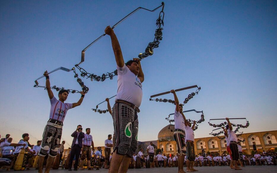 زورآزمایی باستانی‌کاران جهان در اصفهان