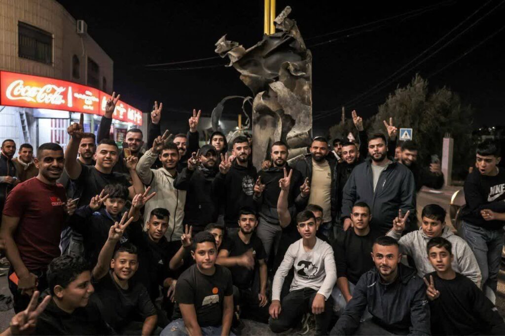 ساکنان امیدوار یک کف دست جا - اصفهان زیبا