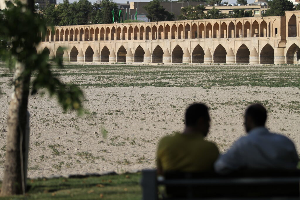 حل چالش‌ها با تدابیر زنانه؟ - اصفهان زیبا