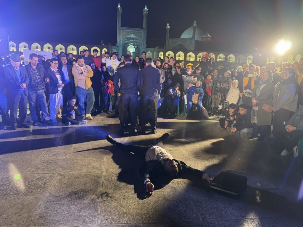 صحبت‌های جدی یک تئاتر خیابانی - اصفهان زیبا