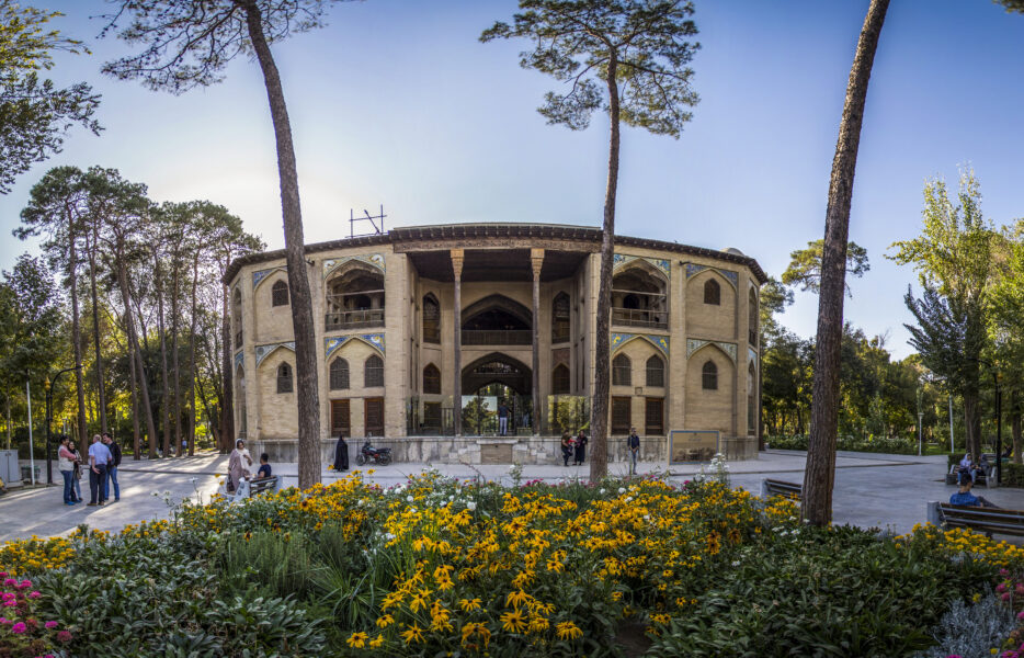 اولین مدرسه