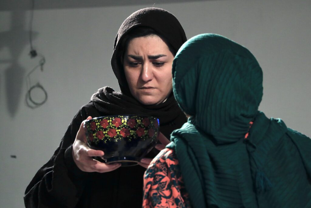 پرواز فلامینگوها بر صحنه تئاتر زنده‌رود - اصفهان زیبا