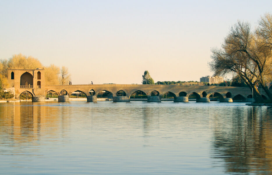 قدم بر سنگفرش پل ساسانی