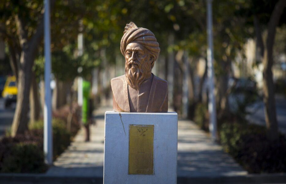 در گوش قدردانی من  حلقـه زر است