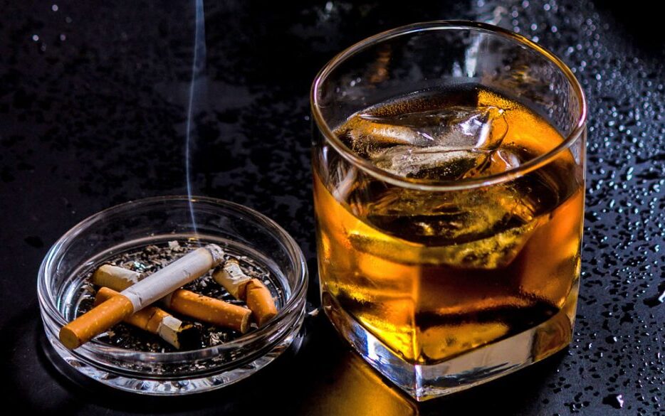 الکل و سیگار؛ عامل مهم تخریب پوست