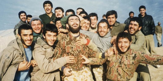ایستاده لبخند می&zwnj;زنند!