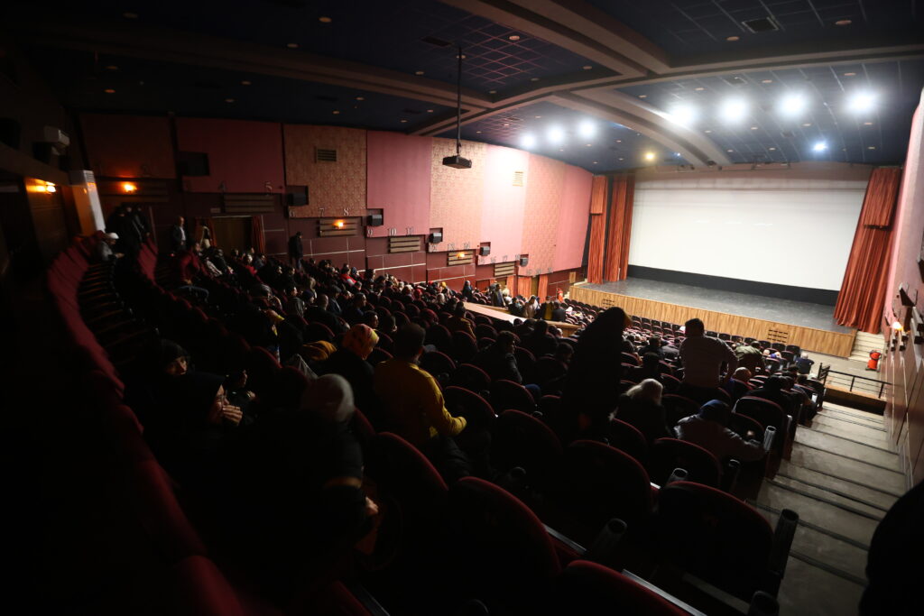 خواب زمستانی سینما در بهار - اصفهان زیبا