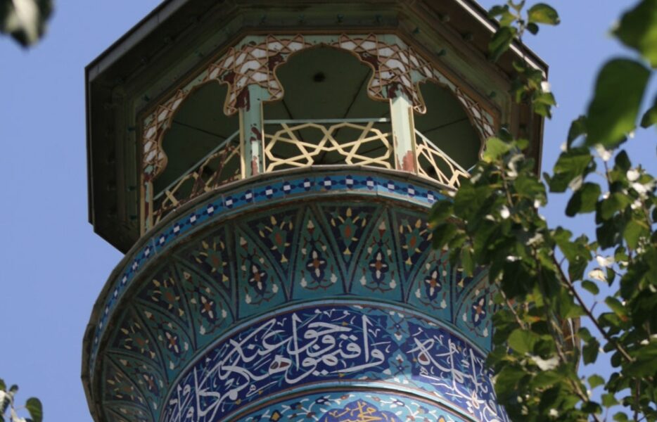 دیوارهایی با زبان ایمان از کلیسا تا امامزاده