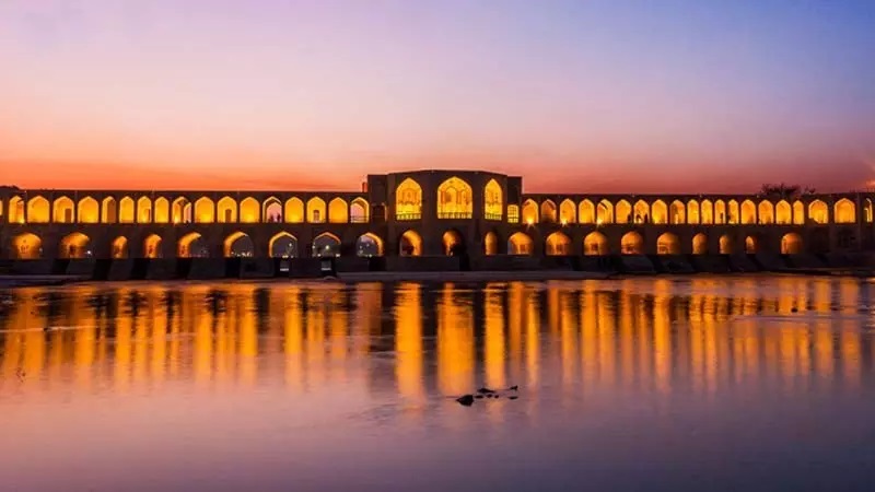 اصفهان پلی برای انتقال فرهنگ ایران