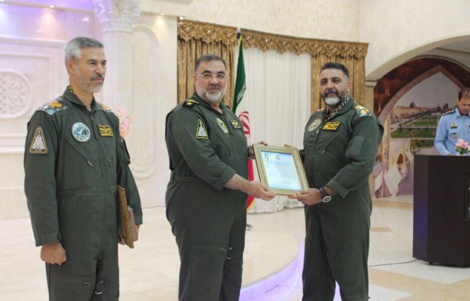 آیین تکریم و معارفه فرمانده پایگاه شکاری شهید بابایی اصفهان برگزار شد