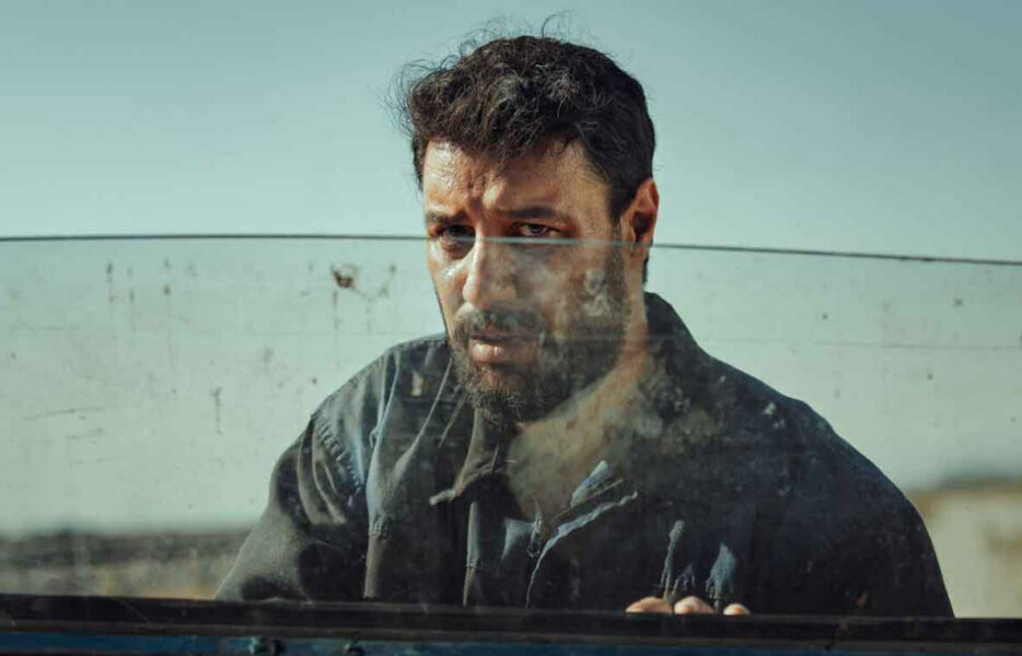 مردی غوطه‌ور در تضادها