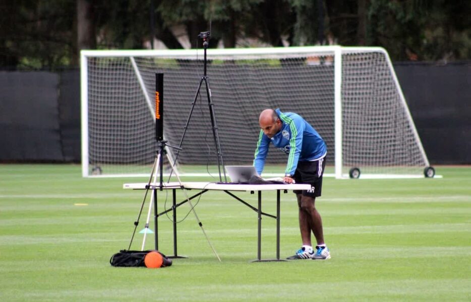 سوت فناوری در زمین فوتبال