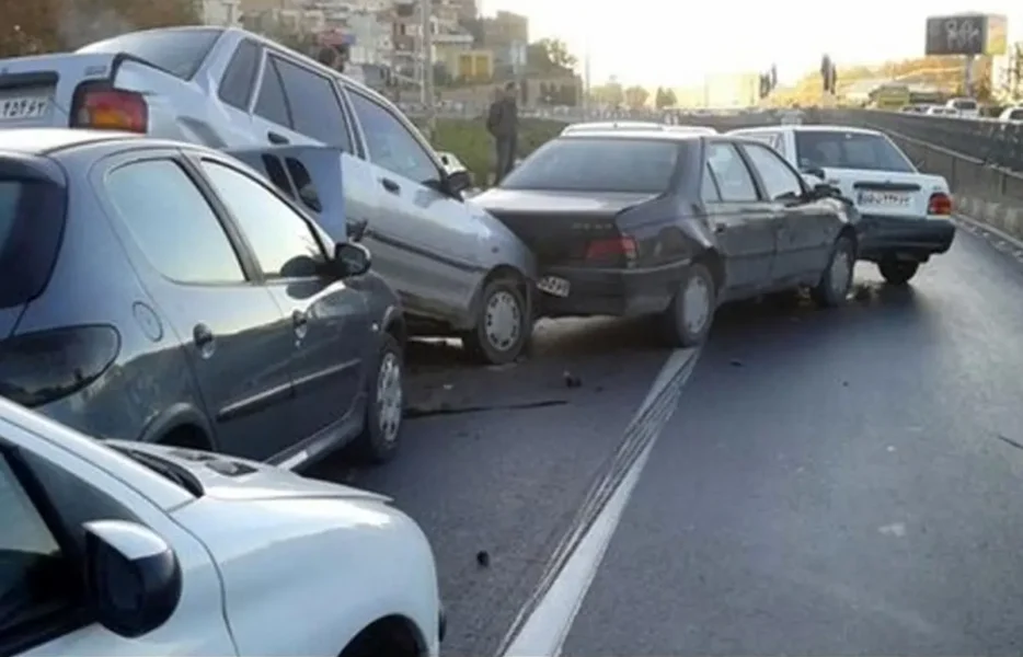 تصادف زنجیرهای در اتوبان دستجردی اصفهان تصادف زنجیرهای در اتوبان دستجردی اصفهان