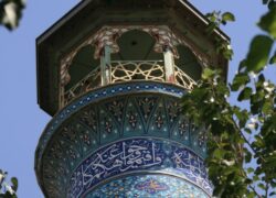 دیوارهایی با زبان ایمان از کلیسا تا امامزاده