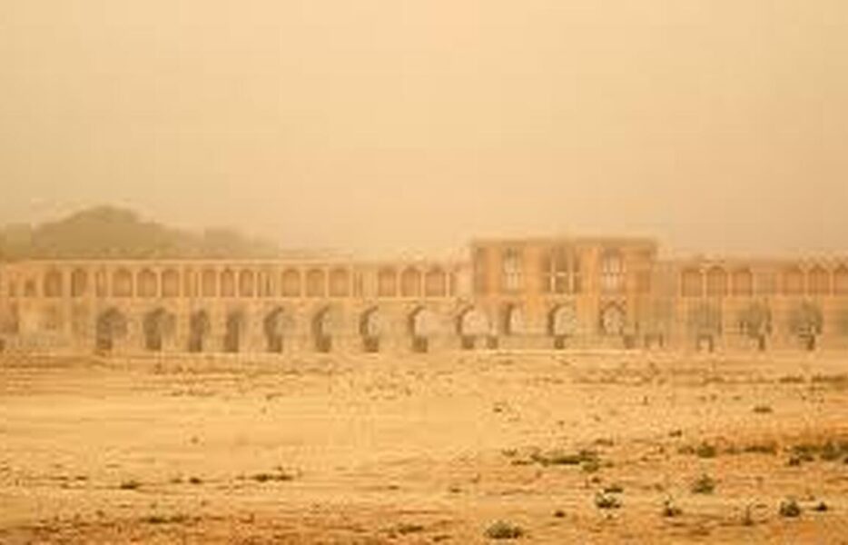 وزش باد شدید و گرد و خاک در اصفهان