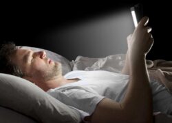 چرا بیدار ماندن تا پاسی از شب مضر است؟