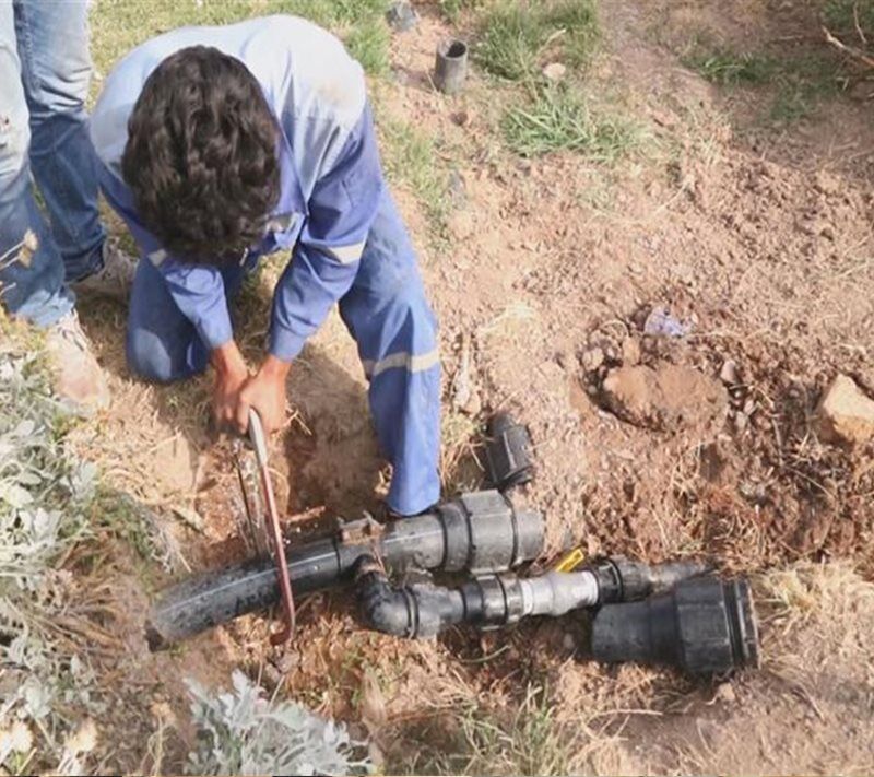 کشف و قطع انشعاب غیرمجاز آب در مراتع کشاورزی کلم‌خواران اصفهان