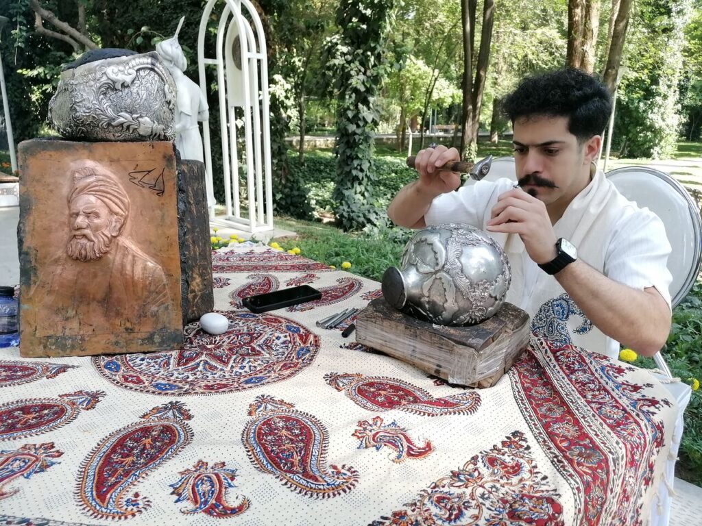 «روایت عشق و هنر»؛ نمایشگاهی برای رونق اقتصاد و فرهنگ استان - اصفهان زیبا