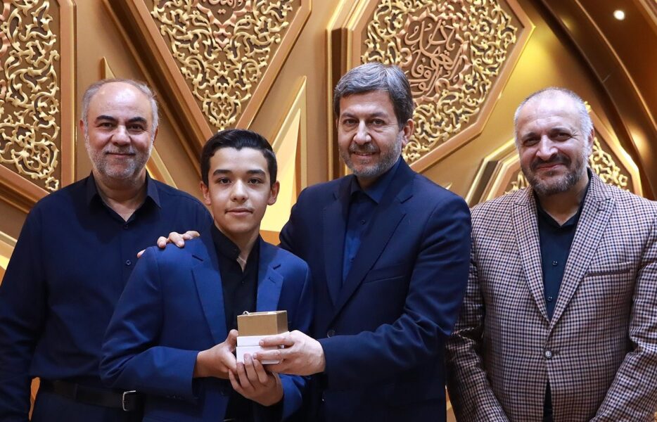 اهدای هدایای متبرک رهبر معظم انقلاب به قاریان نوجوان اصفهانی