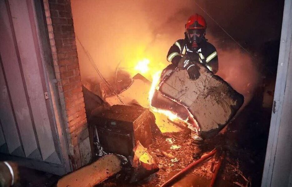 نجات یک شهروند محبوس‌شده در میان شعله‌های آتش