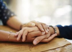 چگونه همدلی و مهربانی در دوران جنگ به بقای جمعی کمک می‌کند؟