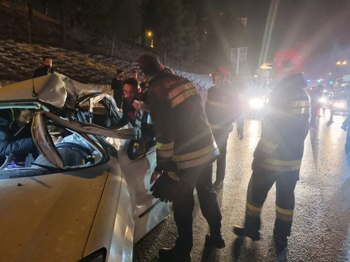 نجات دو سرنشین محبوس در خودرو در تصادف بزرگراه آقابابایی اصفهان