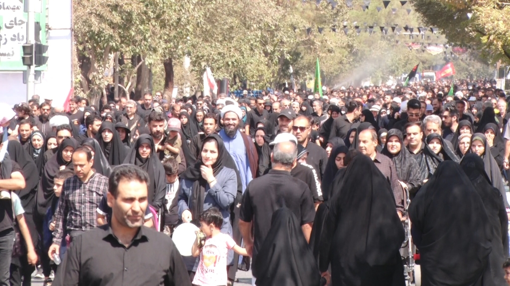 آیین پیاده‌روی جاماندگان اربعین از حرم زینبیه (س) تا امامزاده شاه کرم(ع) - اصفهان زیبا