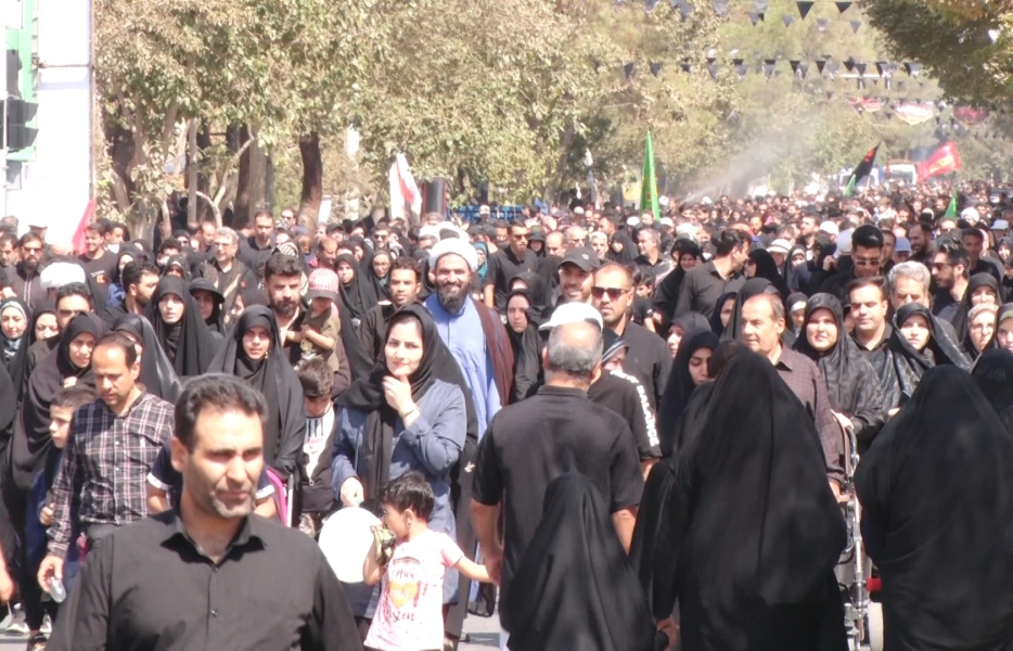 آیین پیاده‌روی جاماندگان اربعین از حرم زینبیه (س) تا امامزاده شاه کرم(ع)