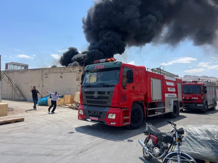 نقص در سیستم برق داخلی، آتش به جان کارگاه پنبه انداخت