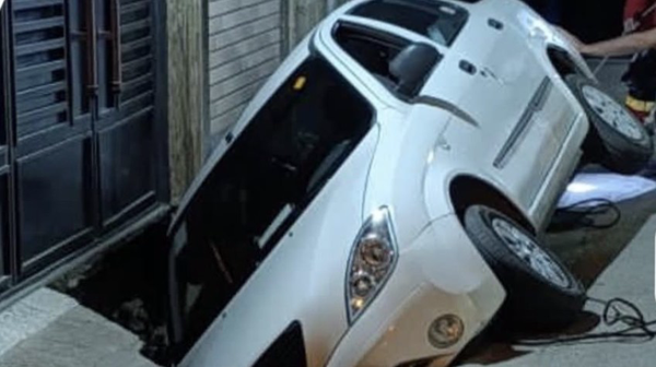 سقوط خودروی تیبا به دلیل فرونشست زمین