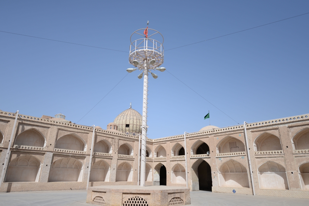 حسینیه بزرگ زواره کجاست؟