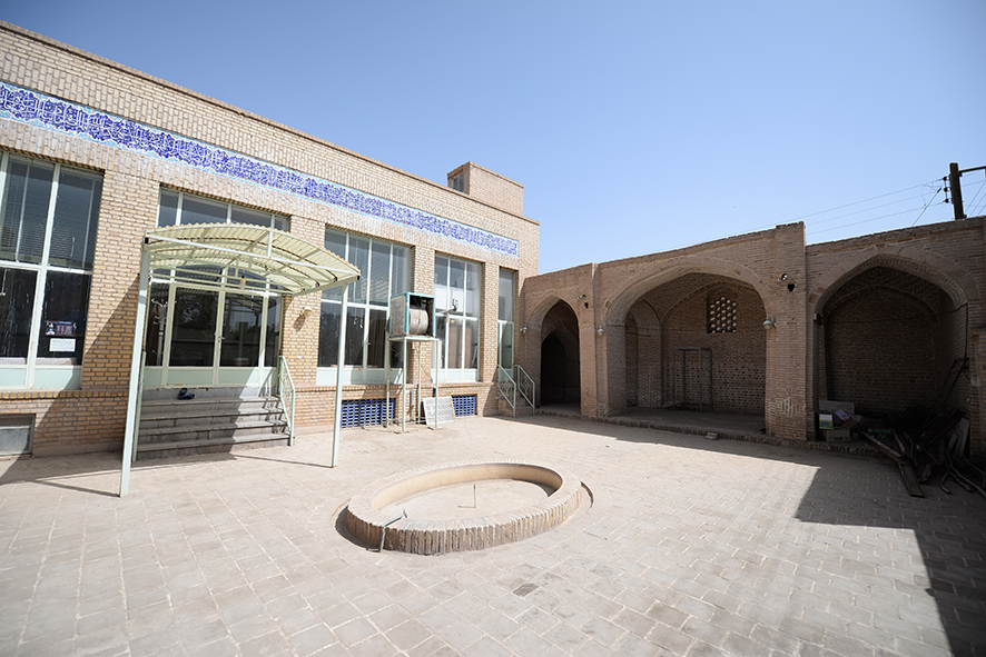مسجد سام میدان زواره کجاست؟