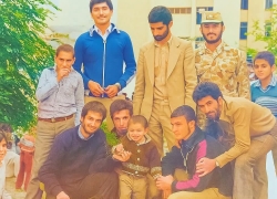 دری نیمه‌باز و مادری در انتظار