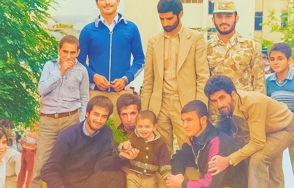 دری نیمه‌باز و مادری در انتظار