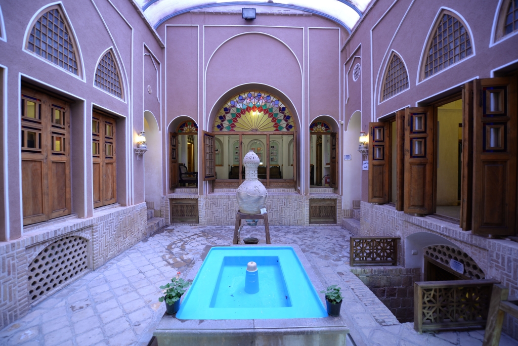 خانه تاریخی تاج کاشان کجاست؟