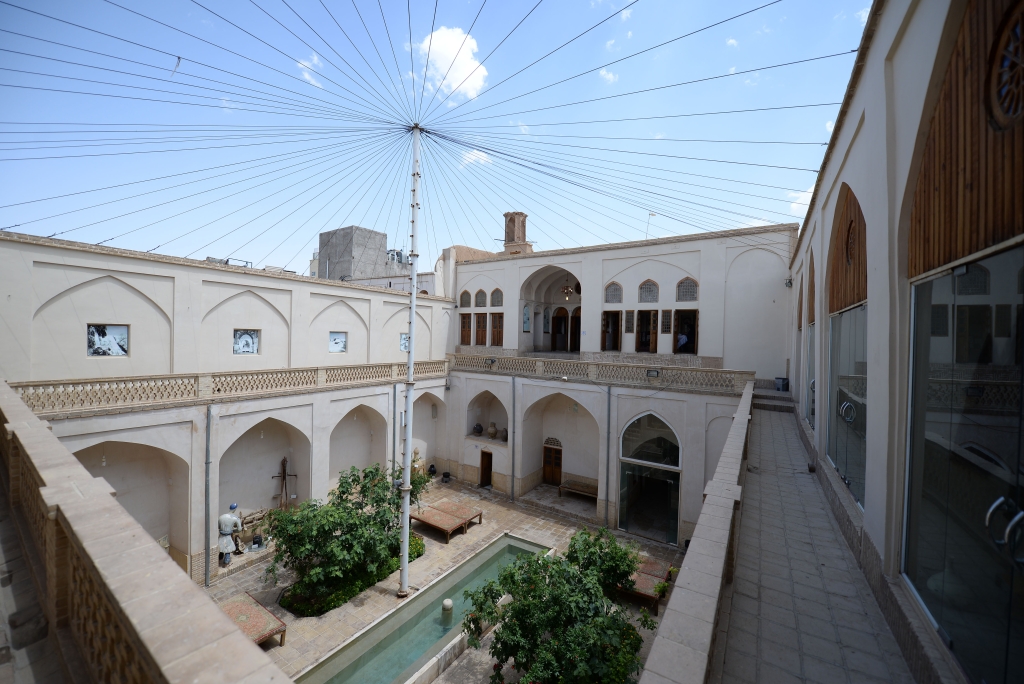 خانه تاریخی تاج کاشان کجاست؟