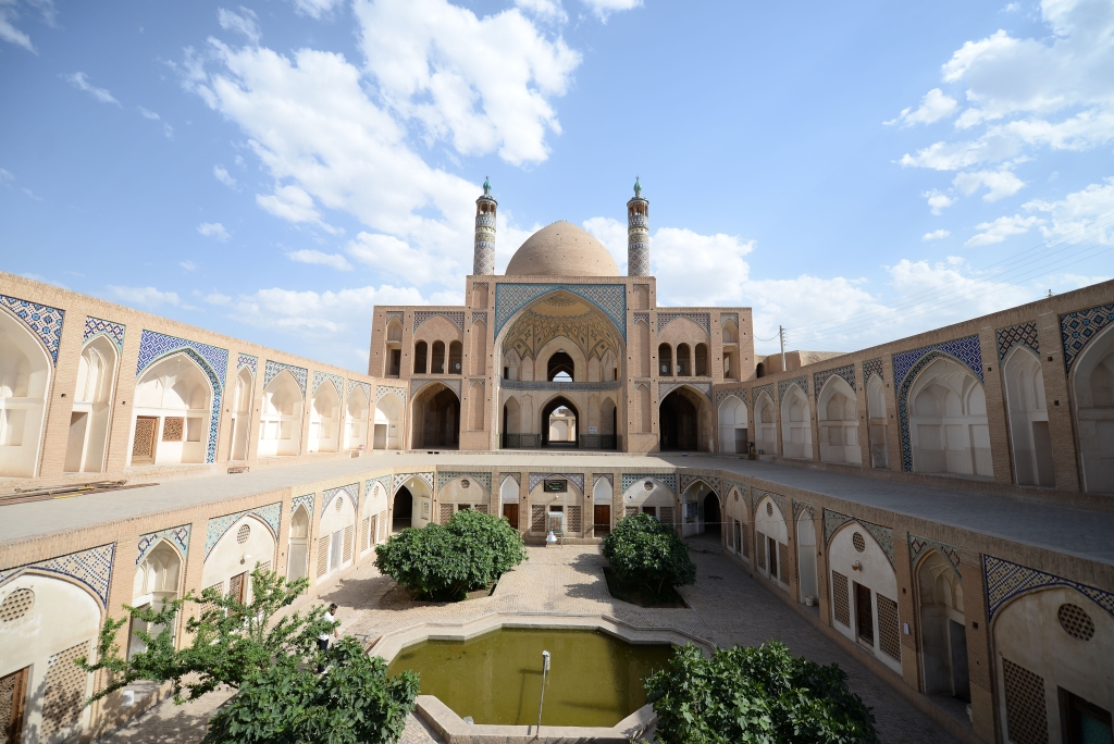 مسجد آقابزرگ کاشان کجاست؟